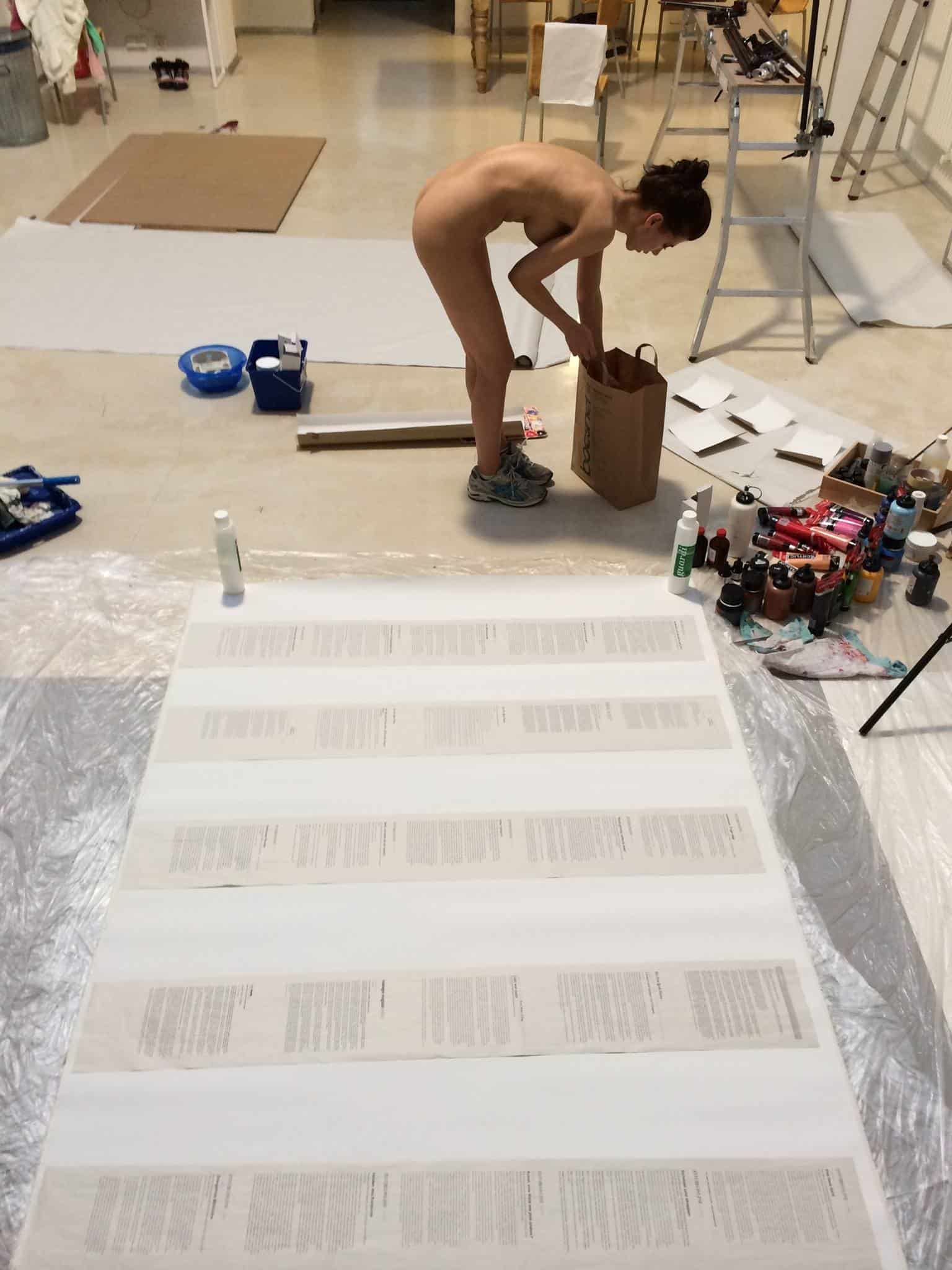 Milo Moiré: Schweizer Künstlerin "legt" mit Farbe gefüllte Eier