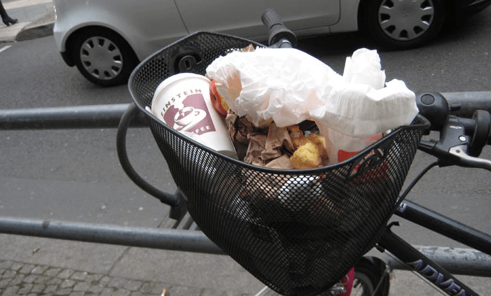 Müll im Fahrradkorb