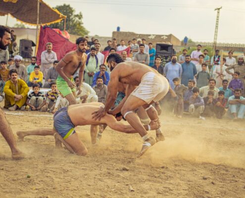 Traditioneller Ringkampf im Sand mit Zuschauern