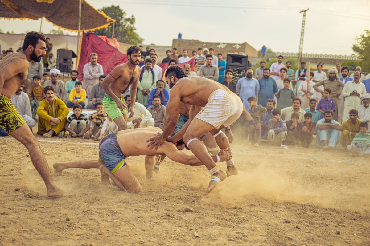Traditioneller Ringkampf im Sand mit Zuschauern