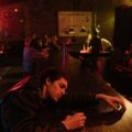 Betrunkener Mann sitzt an der Bar