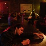 Betrunkener Mann sitzt an der Bar
