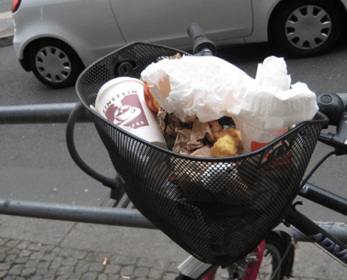 Müll im Fahrradkorb
