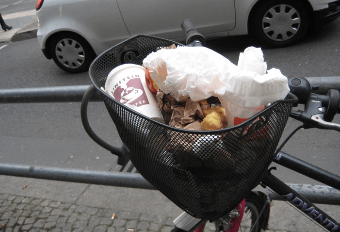 Müll im Fahrradkorb