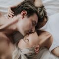 Paar teilt zärtlichen Moment im Bett