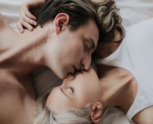 Paar teilt zärtlichen Moment im Bett