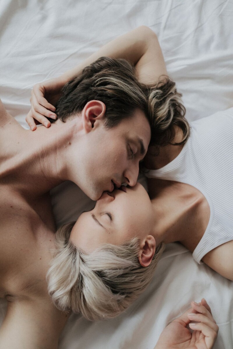 Paar teilt zärtlichen Moment im Bett