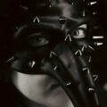 Schwarze Ledermaske mit Nieten (personen-neutral)