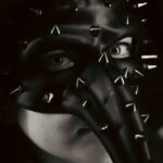 Schwarze Ledermaske mit Nieten (personen-neutral)