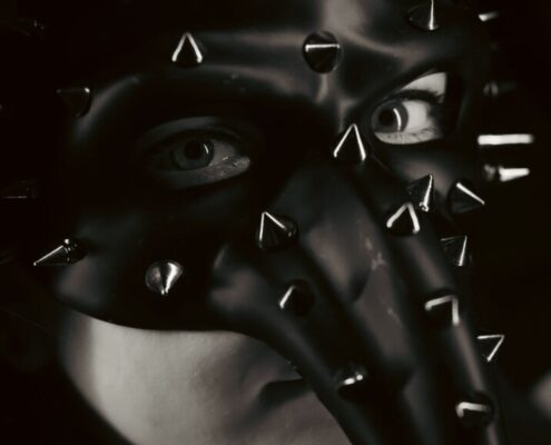 Schwarze Ledermaske mit Nieten (personen-neutral)