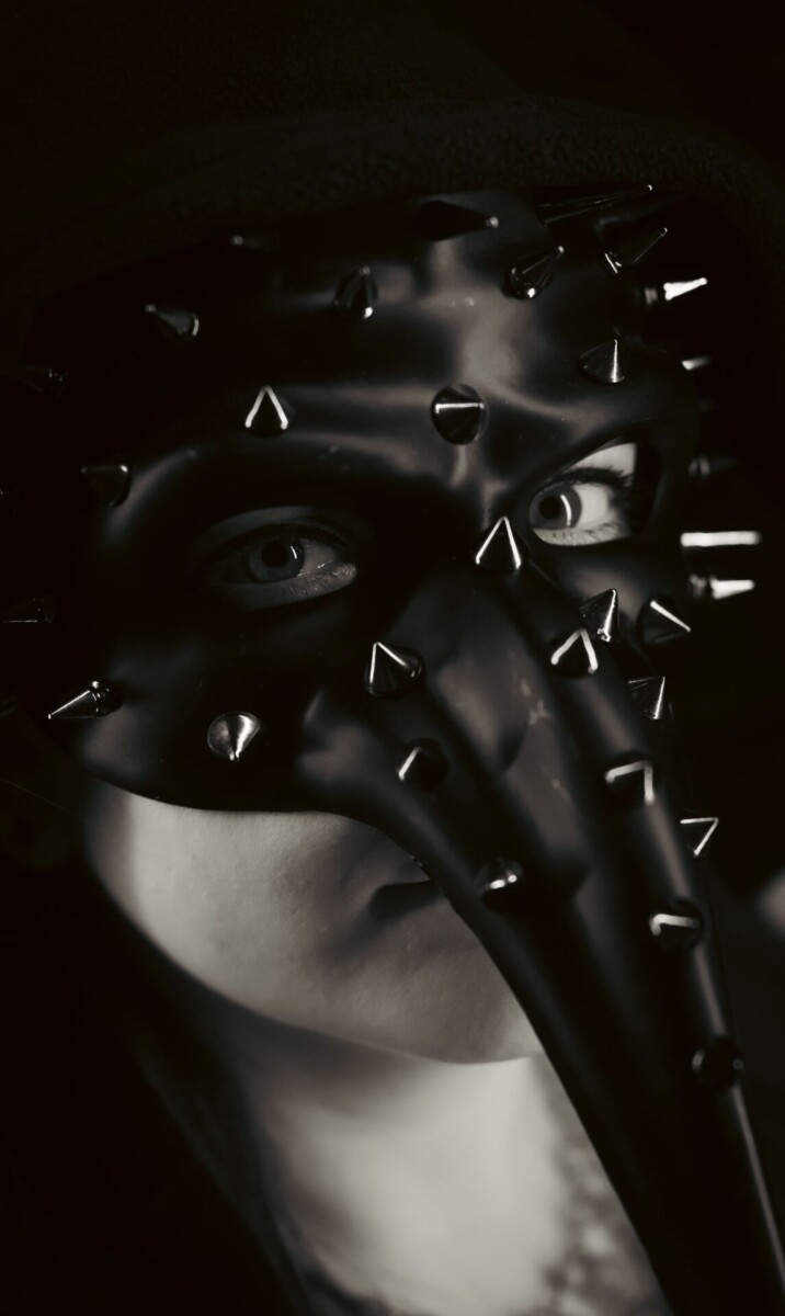 Schwarze Ledermaske mit Nieten (personen-neutral)