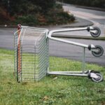 Verlassener Einkaufswagen auf Gras