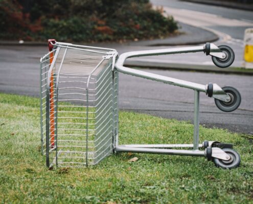 Verlassener Einkaufswagen auf Gras