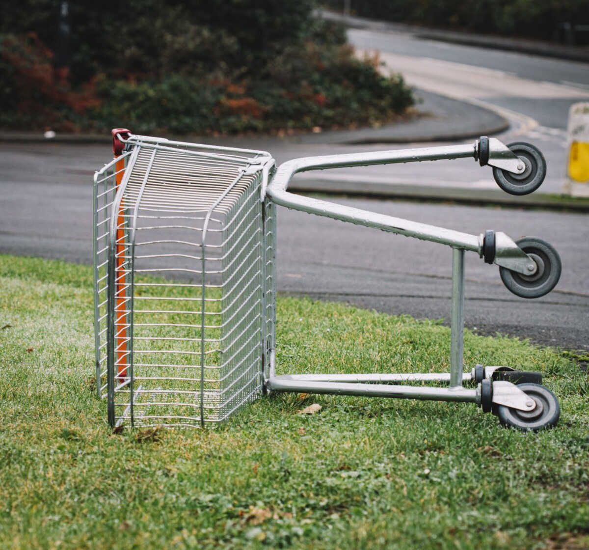 Verlassener Einkaufswagen auf Gras