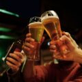 Gruppe von Freunden stößt mit Biergläsern an