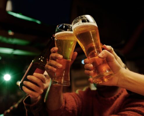 Gruppe von Freunden stößt mit Biergläsern an
