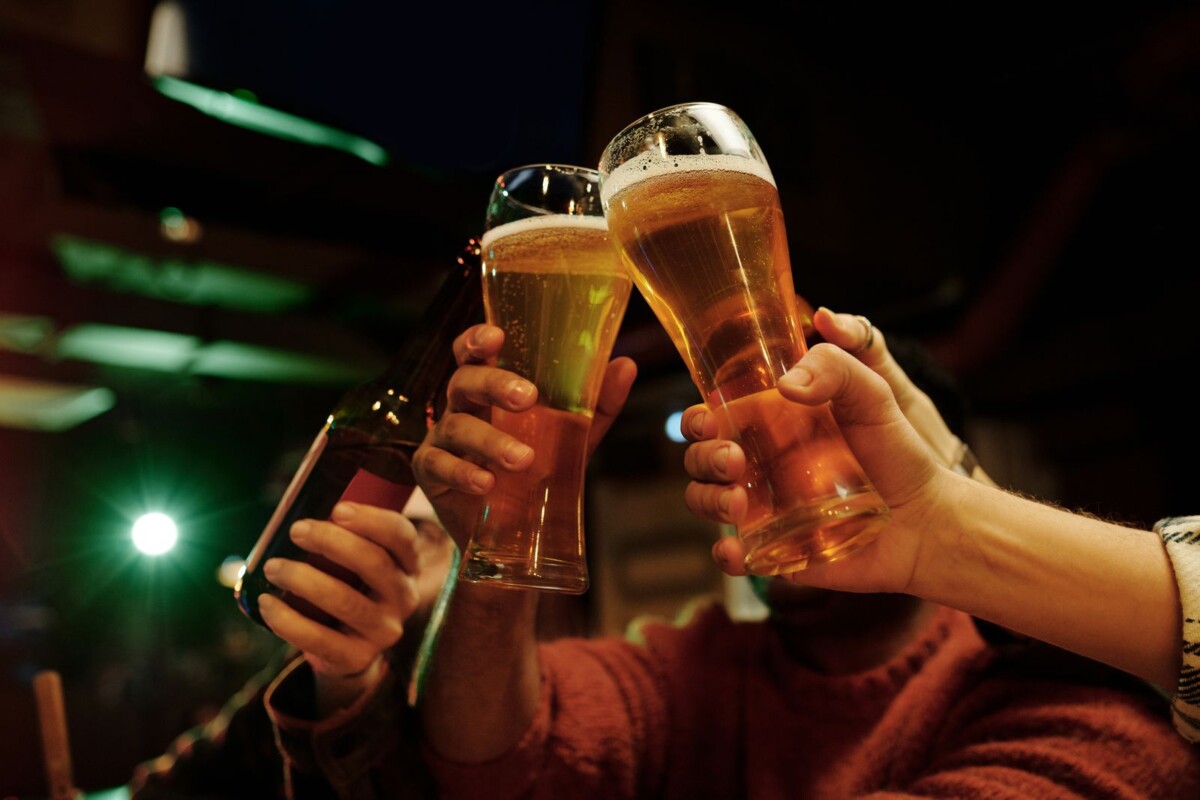 Gruppe von Freunden stößt mit Biergläsern an