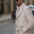 Mann im Trenchcoat auf der Straße