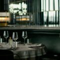 Leer gedeckter, eleganter Restauranttisch