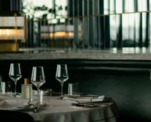 Leer gedeckter, eleganter Restauranttisch
