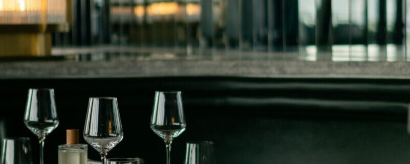 Leer gedeckter, eleganter Restauranttisch