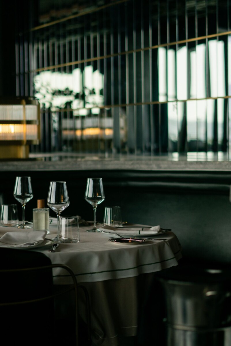 Leer gedeckter, eleganter Restauranttisch