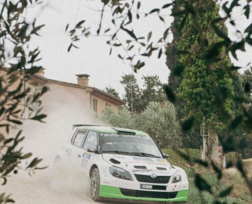 Skoda Fabia (Rally) auf Schotterstraße
