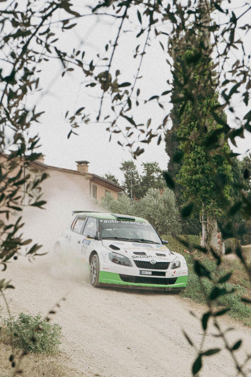 Skoda Fabia (Rally) auf Schotterstraße