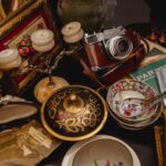 Vintage-Stillleben mit alter Kamera und Keramik