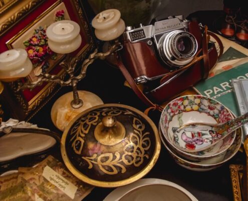 Vintage-Stillleben mit alter Kamera und Keramik