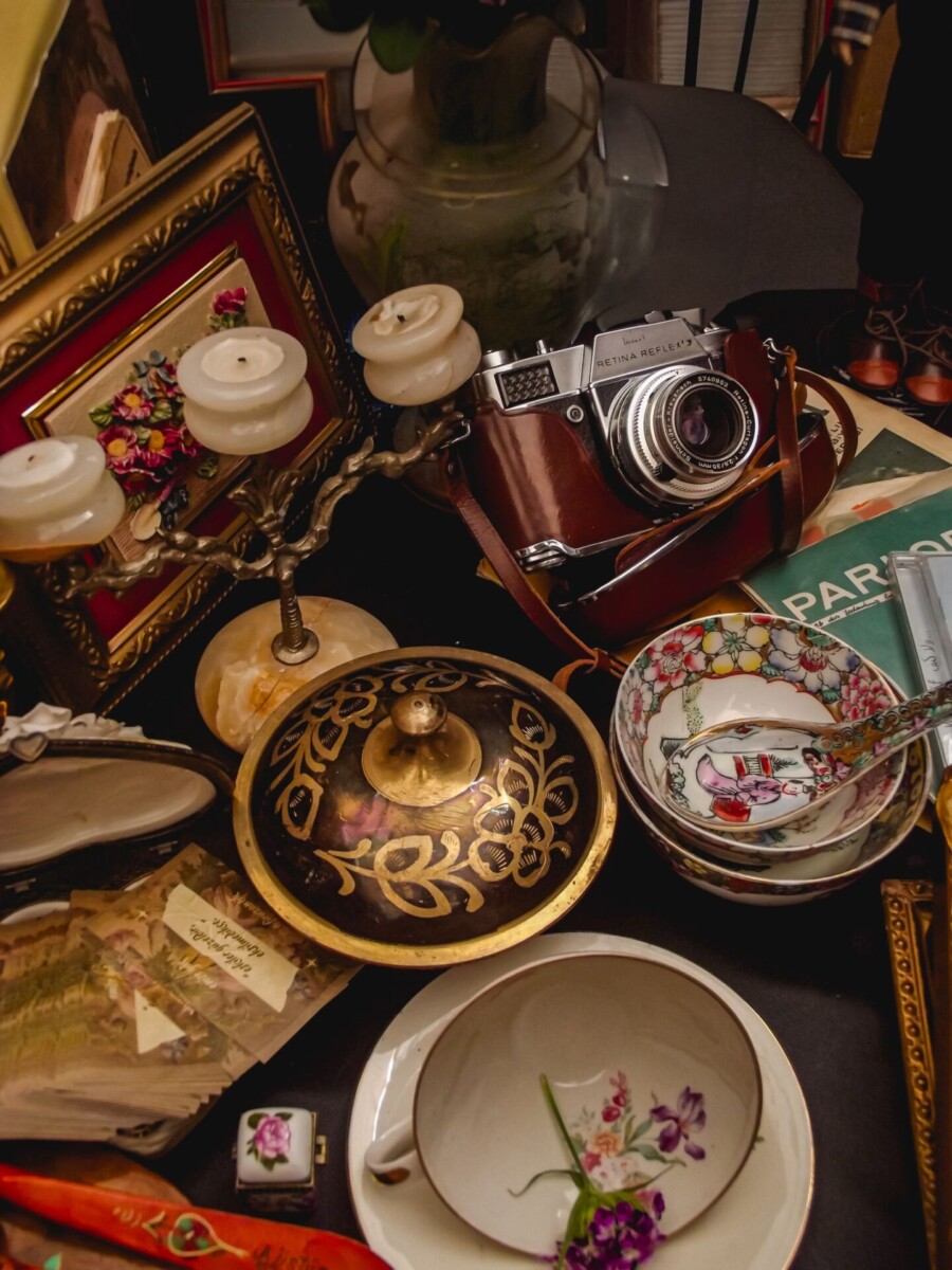 Vintage-Stillleben mit alter Kamera und Keramik