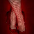 Nahaufnahme Frauenbeine in roten High Heels
