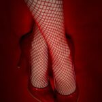 Nahaufnahme Frauenbeine in roten High Heels