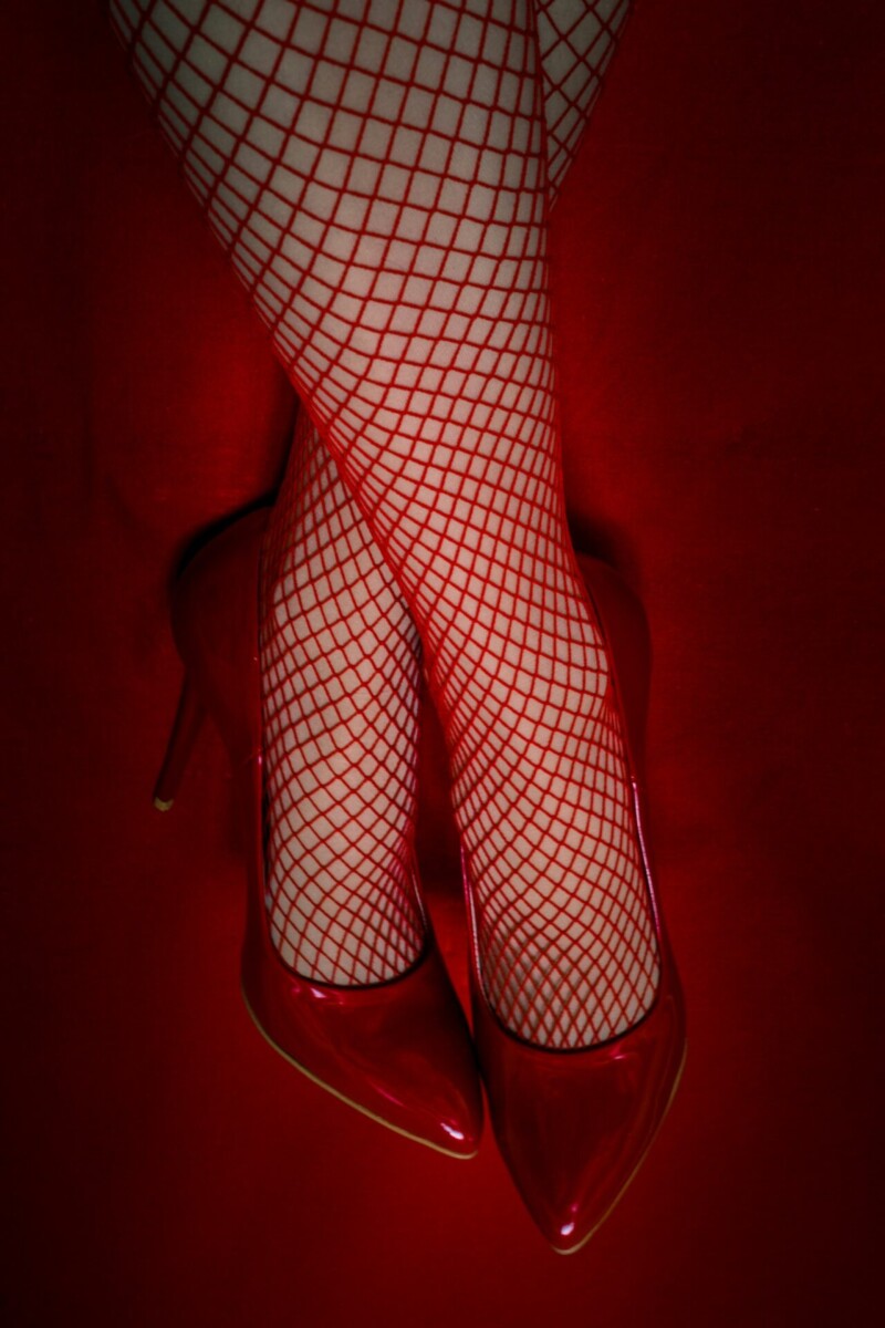 Nahaufnahme Frauenbeine in roten High Heels