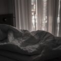 Zerwühlte weiße Bettwäsche, ungemachtes Bett