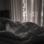 Zerwühlte weiße Bettwäsche, ungemachtes Bett