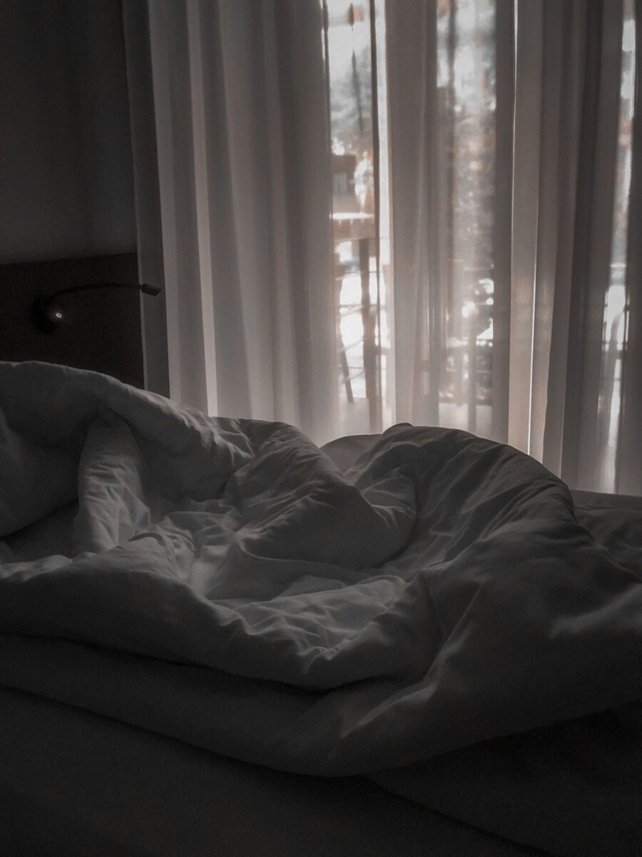 Zerwühlte weiße Bettwäsche, ungemachtes Bett