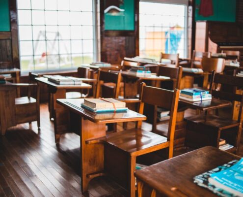 Leeres Vintage-Klassenzimmer mit Holzbänken