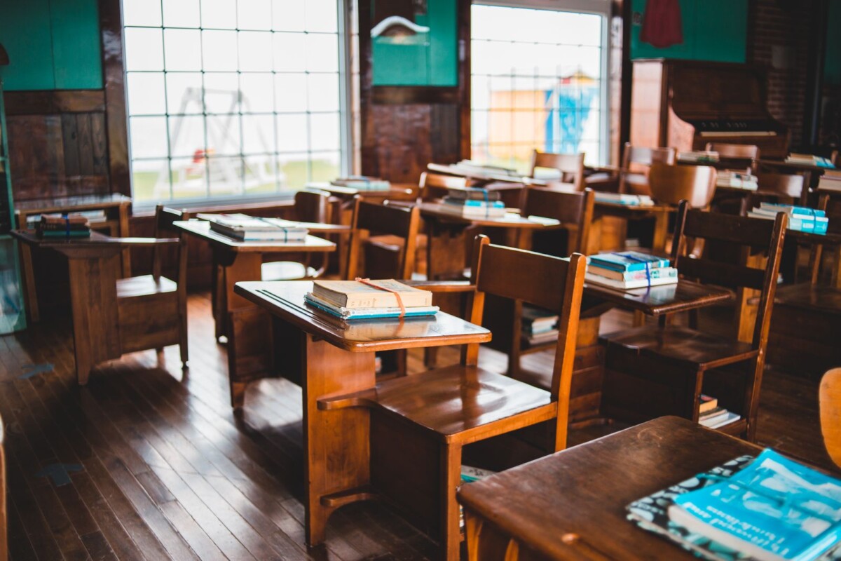 Leeres Vintage-Klassenzimmer mit Holzbänken