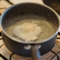 Nahaufnahme eines pochierten/kochenden Eis im Topf