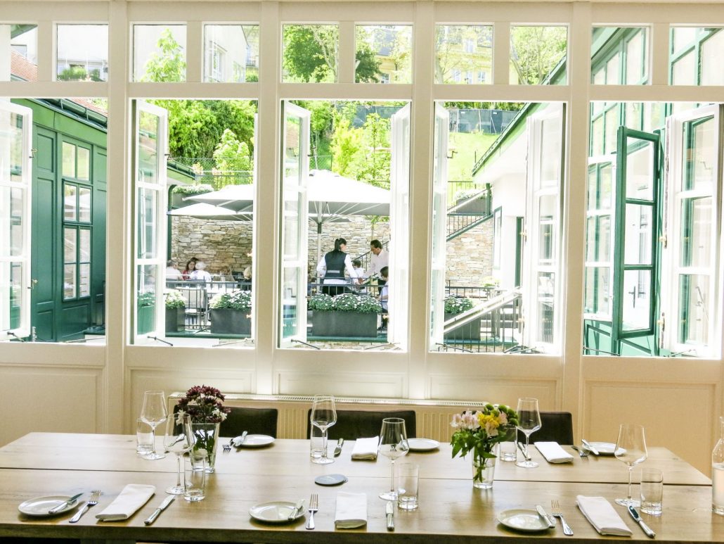 Restaurant gedeckter Tisch mit Garten