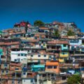 Dicht bebaute Favela am Hang, Rio de Janeiro