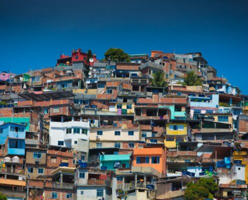Dicht bebaute Favela am Hang, Rio de Janeiro
