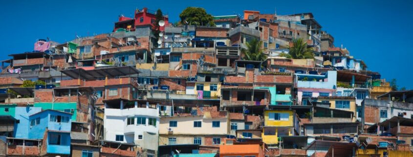Dicht bebaute Favela am Hang, Rio de Janeiro