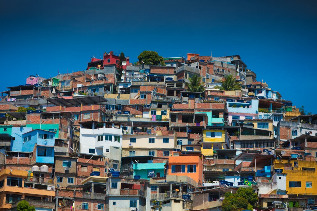 Straßengangs übernehmen Corona-Prävention in Brasilien