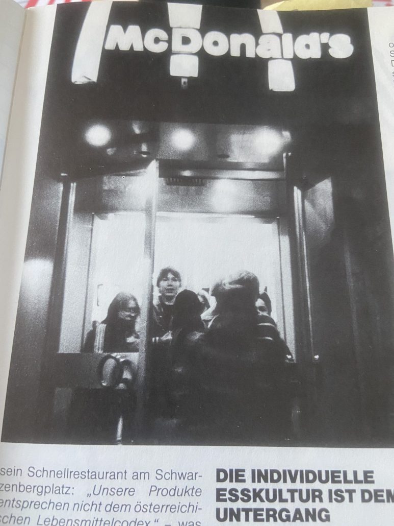 Leute am Eingang zu McDonalds - Faksimile WIENER Feb 81