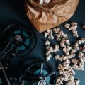 Popcorn und Filmrolle als Symbol für Kino und Film-Franchises