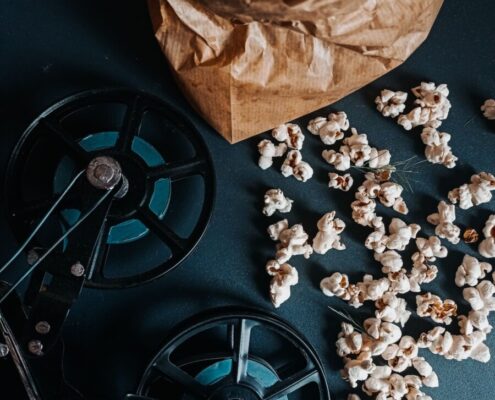 Popcorn und Filmrolle als Symbol für Kino und Film-Franchises