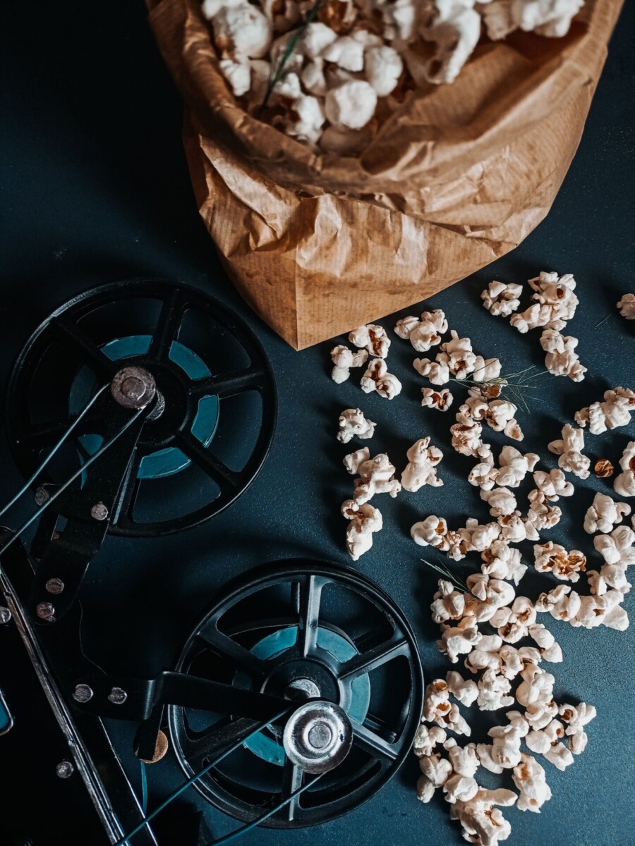 Popcorn und Filmrolle als Symbol für Kino und Film-Franchises