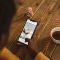 Person nutzt Dating-App am Smartphone